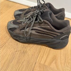 Adidas Yeezy Boost 700 V2 Dark Charcoal Sneakers Size 4